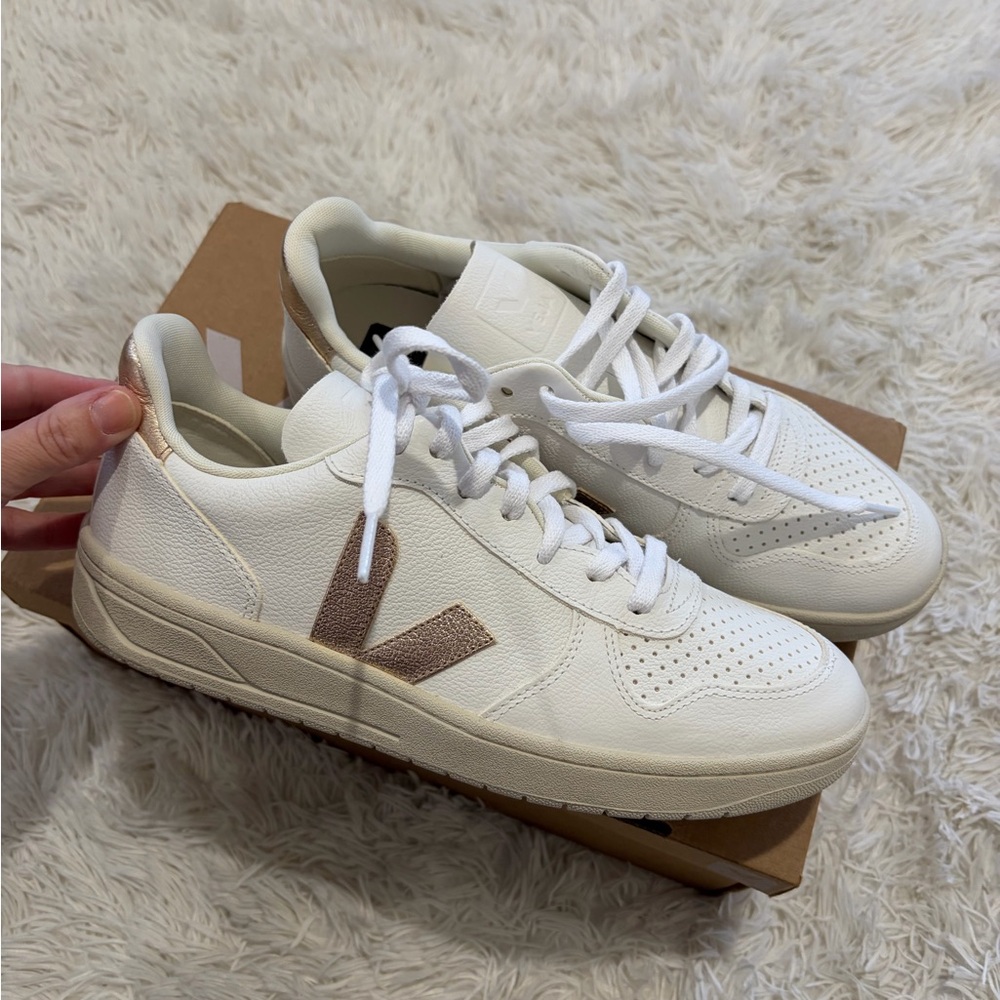 Veja V-10 LEATHER WHITE PLATINE - Size 9 - NIB